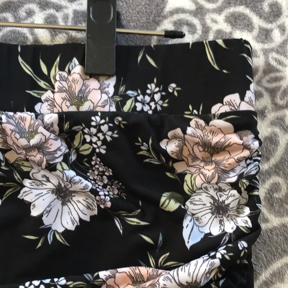 Torrid Floral knee length pencil skirt - Picture 4 of 6